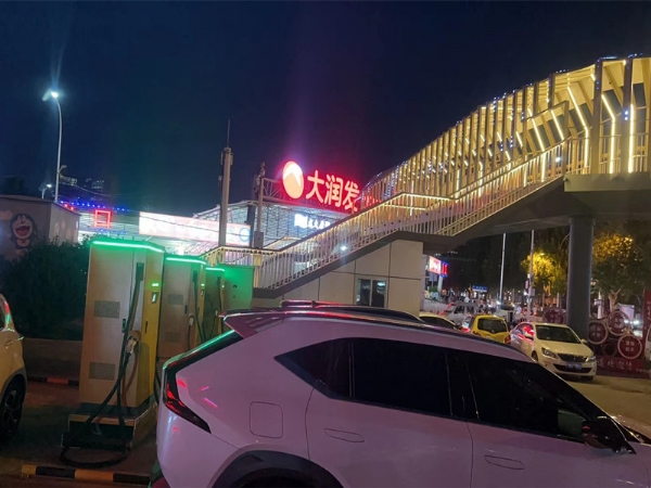 电利来重卡充电桩：干线货运电动重卡智能充换电，纳入重点标准研制